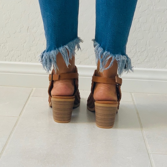 NIB Golden Tan Woven Block Heel Gladiator Sandal - Picture 6 of 7